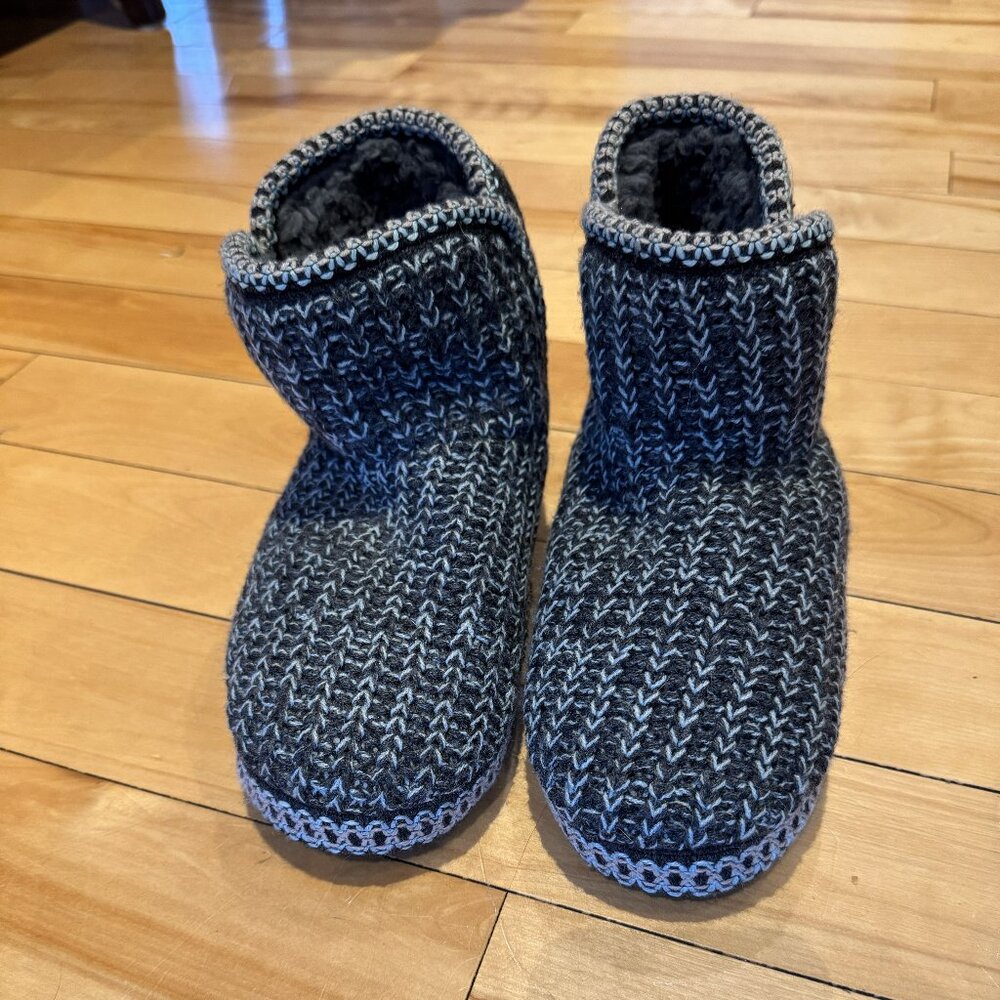 Muk Luks Slippers - New Size 5-6